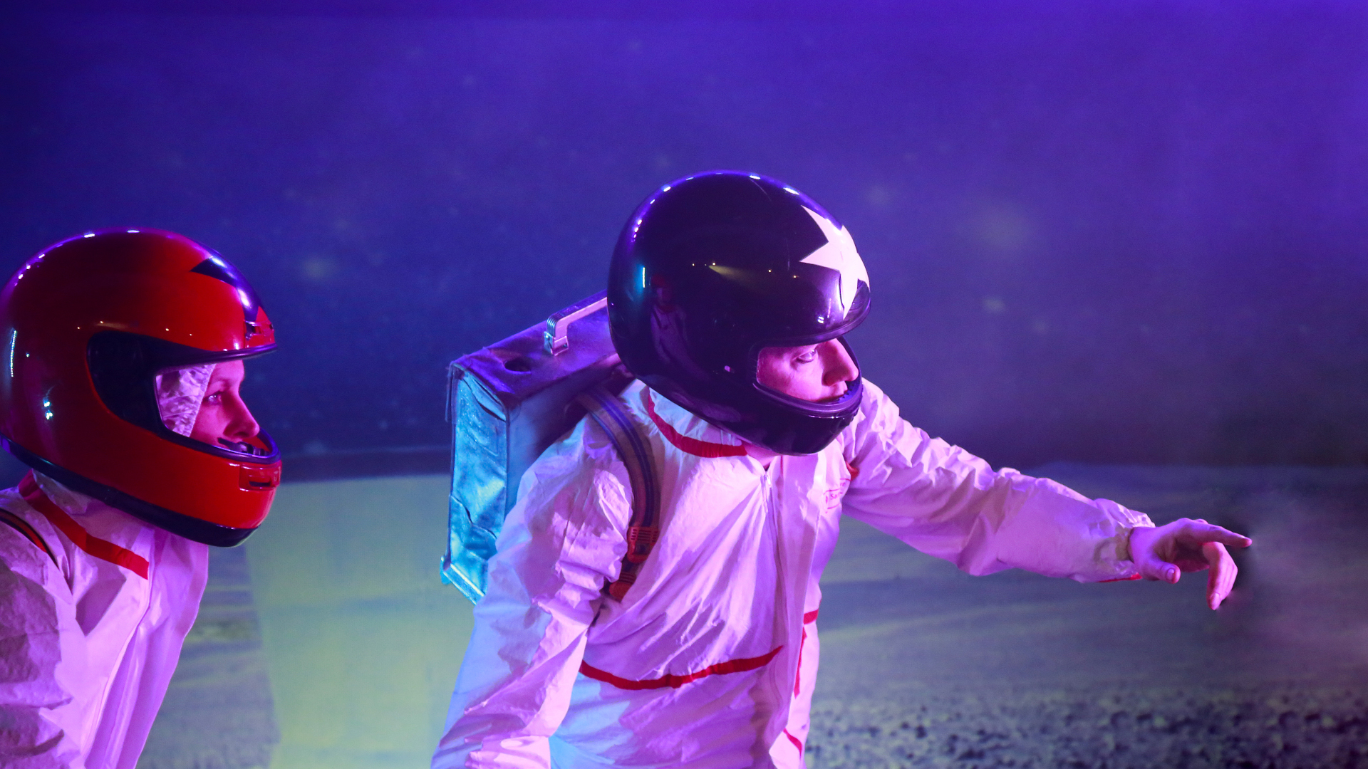 Zwei Astronauten mit Motoradhelm und Scout-Tornister auf Entdeckungstour.
Das VPT: Helden der Galaxis. Foto: Daniela Landwehr