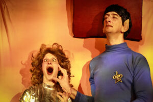Barbarella (Eilike Schlenkhoff) und Mr. Spock (Sven Blievernicht) im Bett.
Das VPT: Helden der Galaxis. Foto: Daniela Landwehr