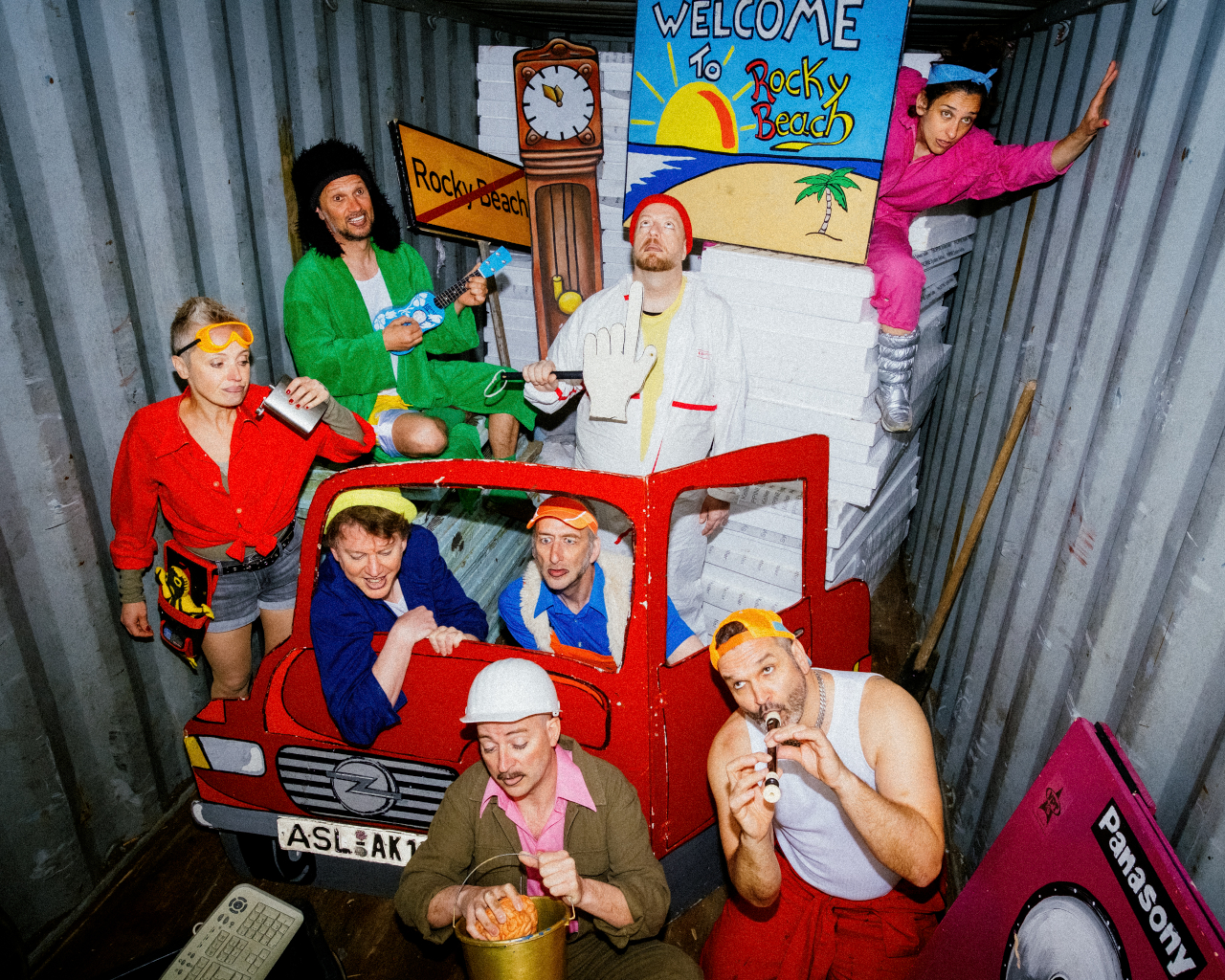 Das VPT-Ensemble in 80er-Klamotten auf'm Spielplatz. Einer hängt kopfüber und wird mit einer Banane gefüttert. Foto: Norman Tebel